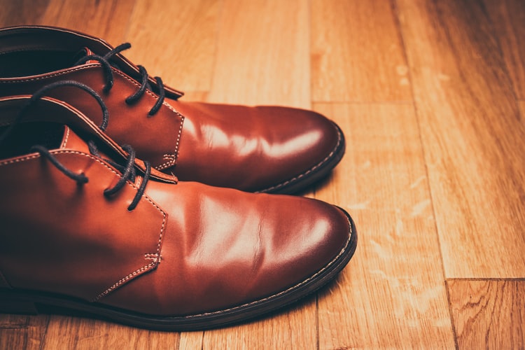 arrugas en zapatos de cuero