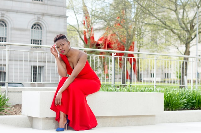 vestido rojo con zapatos azules