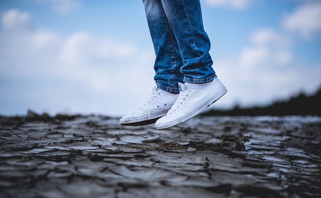 zapatillas blancas de hombre